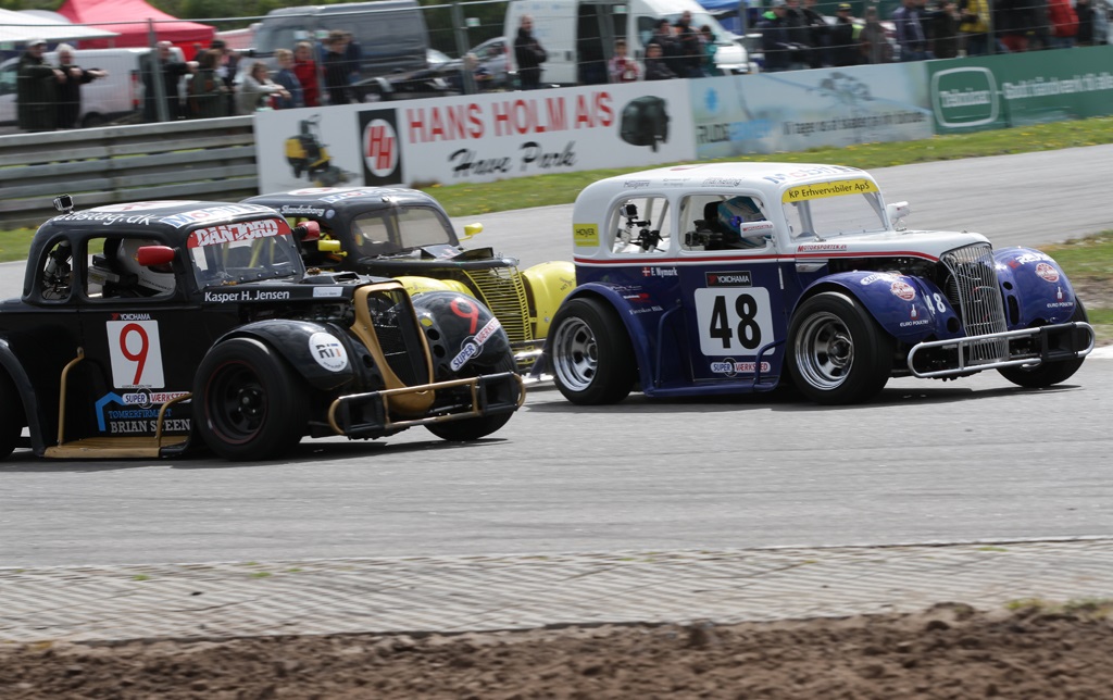 Frederik Nymark tager førstepladsen fra Kasper H Jensen.
(Foto: Motorsporten.dk)